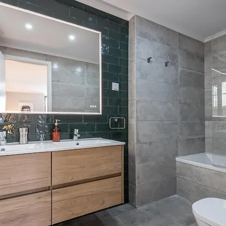 Fanqueiros 96 - Balcony Over דירה